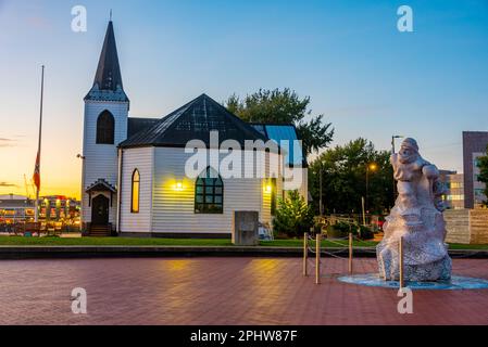 Sonnenuntergang im Norwegian Church Arts Centre in der walisischen Hauptstadt Cardiff. Stockfoto