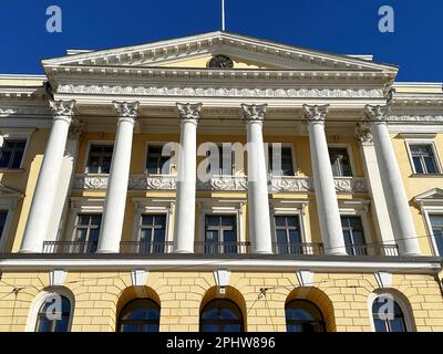 Helsinki, Finnland. 21. März 2023. Das finnische Bundeskanzleramt Valtioneuvoston Kanslia in Helsinki. Am Sonntag wird in Finnland ein neues parlament gewählt. (Dpa „Sanna Marin und der Dreierkampf um die finnische Regierungsmacht“) Kredit: Steffen TRUMPF/dpa/Alamy Live News Stockfoto