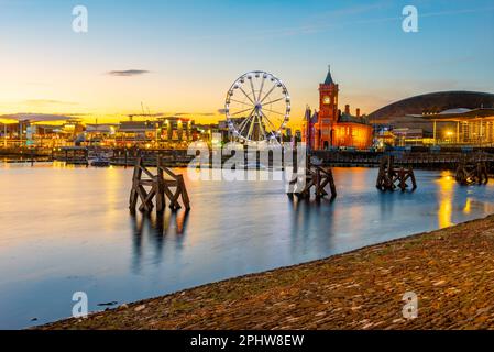 Skyline von Cardiff Bay bei Sonnenuntergang in Wales, Großbritannien. Stockfoto