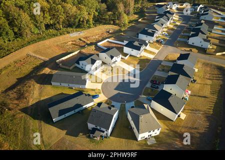 Sackgasse in der Nachbarschaftsstraße mit dicht bebauten Häusern im Wohngebiet von South Carolina. Immobilienentwicklung von Familienhäusern Stockfoto