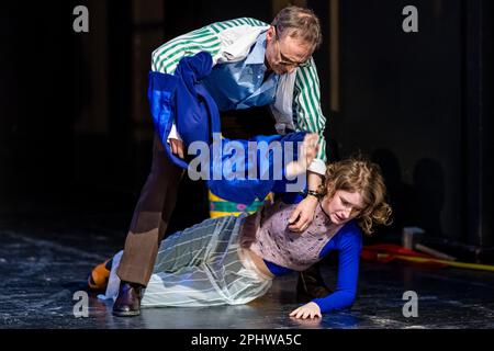 Cottbus, Deutschland. 29. März 2023. Bei einer Generalprobe in der Kammerbühne des Cottbus State Theater treten Schauspielerin Nathalie Schörken (Katharina 2) und Schauspielerin Ingolf Müller-Beck (Hans) in dem Stück „Kairos“ auf, das auf dem Roman von Jenny Erpenbeck in einer Version von Armin Petras basiert. Regie: Fania Sorel. Bühne Ann-Christine Müller. Kostüme Maya Frank. Premiere ist der 1. April 2023. Kredit: Frank Hammerschmidt/dpa/Alamy Live News Stockfoto