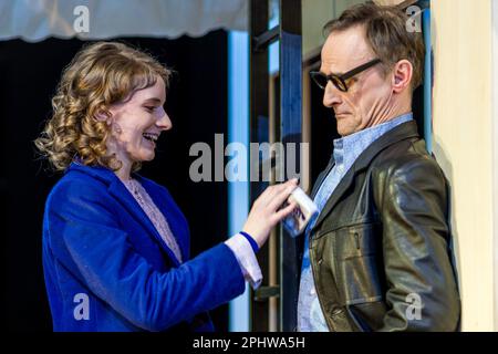 Cottbus, Deutschland. 29. März 2023. Bei einer Generalprobe in der Kammerbühne des Cottbus State Theater treten Schauspielerin Nathalie Schörken (Katharina 2) und Ingolf Müller-Beck (Hans) in dem Stück „Kairos“ auf, das auf dem Roman von Jenny Erpenbeck in einer Version von Armin Petras basiert. Regie: Fania Sorel. Bühne Ann-Christine Müller. Kostüme Maya Frank. Premiere ist der 1. April 2023. Kredit: Frank Hammerschmidt/dpa/Alamy Live News Stockfoto