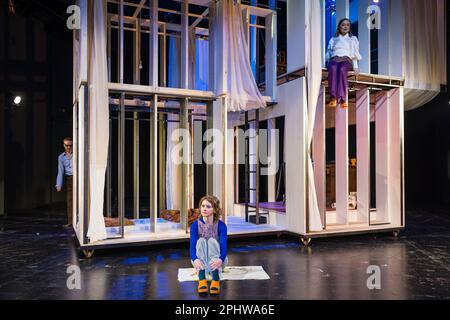 Cottbus, Deutschland. 29. März 2023. Bei einer Generalprobe in der Kammerbühne des Cottbus State Theater treten die Schauspielerinnen Sigrun Fischer (o, Katharina 1), Nathalie Schörken (Katharina 2) und der Schauspieler Ingolf Müller-Beck (Hans) in dem Stück „Kairos“ auf, das auf dem Roman von Jenny Erpenbeck in einer Version von Armin Petras basiert. Regie: Fania Sorel. Bühne Ann-Christine Müller. Kostüme Maya Frank. Premiere ist der 1. April 2023. Kredit: Frank Hammerschmidt/dpa/Alamy Live News Stockfoto