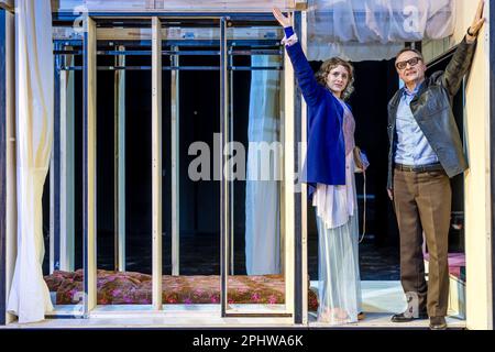 Cottbus, Deutschland. 29. März 2023. Bei einer Generalprobe in der Kammerbühne des Cottbus State Theater treten Schauspielerin Nathalie Schörken (Katharina 2) und Ingolf Müller-Beck (Hans) in dem Stück „Kairos“ auf, das auf dem Roman von Jenny Erpenbeck in einer Version von Armin Petras basiert. Regie: Fania Sorel. Bühne Ann-Christine Müller. Kostüme Maya Frank. Premiere ist der 1. April 2023. Kredit: Frank Hammerschmidt/dpa/Alamy Live News Stockfoto