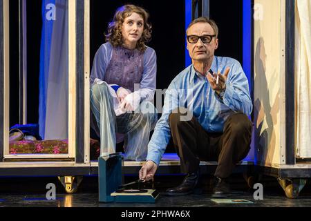 Cottbus, Deutschland. 29. März 2023. Bei einer Generalprobe in der Kammerbühne des Cottbus State Theater treten Schauspielerin Nathalie Schörken (Katharina 2) und Ingolf Müller-Beck (Hans) in dem Stück „Kairos“ auf, das auf dem Roman von Jenny Erpenbeck in einer Version von Armin Petras basiert. Regie: Fania Sorel. Bühne Ann-Christine Müller. Kostüme Maya Frank. Premiere ist der 1. April 2023. Kredit: Frank Hammerschmidt/dpa/Alamy Live News Stockfoto