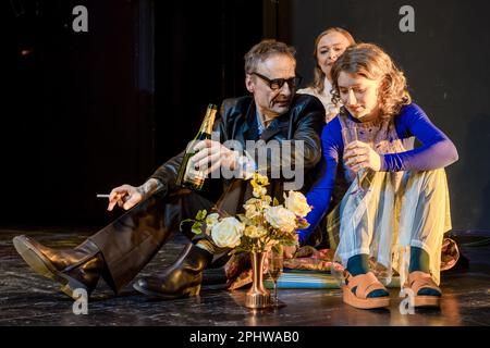 Cottbus, Deutschland. 29. März 2023. Bei einer Generalprobe in der Kammerbühne des Cottbus State Theater treten die Schauspielerinnen Sigrun Fischer (Back, Katharina 1), Nathalie Schörken (Katharina 2) und der Schauspieler Ingolf Müller-Beck (Hans) in dem Stück „Kairos“ auf, das auf dem Roman von Jenny Erpenbeck in einer Version von Armin Petras basiert. Regie: Fania Sorel. Bühne Ann-Christine Müller. Kostüme Maya Frank. Premiere ist der 1. April 2023. Kredit: Frank Hammerschmidt/dpa/Alamy Live News Stockfoto