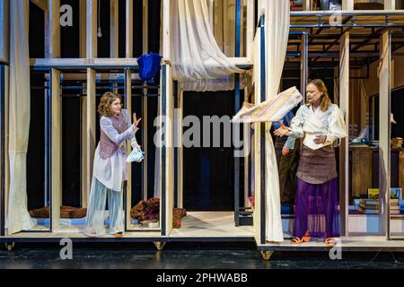 Cottbus, Deutschland. 29. März 2023. Bei einer Generalprobe in der Kammerbühne des Staatstheaters Cottbus treten die Schauspielerinnen Sigrun Fischer (r, Katharina 1) und Nathalie Schörken (Katharina 2) in dem Stück „Kairos“ auf, das auf dem Roman von Jenny Erpenbeck in einer Version von Armin Petras basiert. Regie: Fania Sorel. Bühne Ann-Christine Müller. Kostüme Maya Frank. Premiere ist der 1. April 2023. Kredit: Frank Hammerschmidt/dpa/Alamy Live News Stockfoto