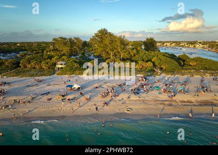 Panoramablick auf den überfüllten Nokomis Beach im Sarasota County, USA. Viele Urlauber verbringen Zeit damit, im Meerwasser zu schwimmen und sich im warmen Wasser zu entspannen Stockfoto