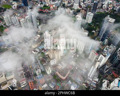 Luftdrohne bewölkter Tag in Bukit Bintang, Kuala Lumpur Stockfoto