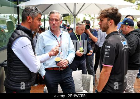 Melbourne, Australien. 30. März 2023. Michael Masi (AUS) V8 Supercars Commission Chair (links) mit Pierre Gasly (FRA) Alpine F1 Team (rechts). 30.03.2023. Formel-1-Weltmeisterschaft, Rd 3, Australian Grand Prix, Albert Park, Melbourne, Australien, Vorbereitungstag. Das Foto sollte wie folgt lauten: XPB/Press Association Images. Kredit: XPB Images Ltd/Alamy Live News Stockfoto