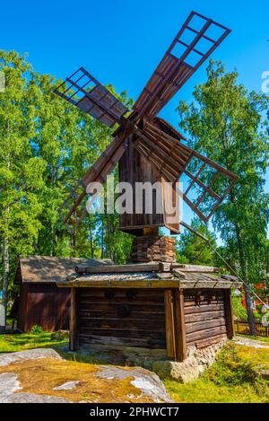 Holzwindmühle im Seurasaari Open-Air Museum in Helsinki, Finnland. Stockfoto