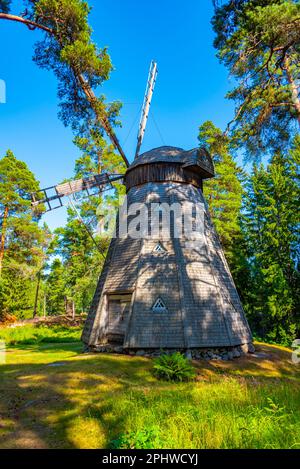 Holzwindmühle im Seurasaari Open-Air Museum in Helsinki, Finnland. Stockfoto