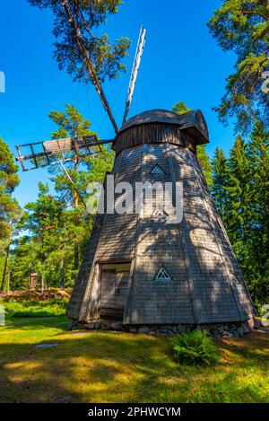 Holzwindmühle im Seurasaari Open-Air Museum in Helsinki, Finnland. Stockfoto