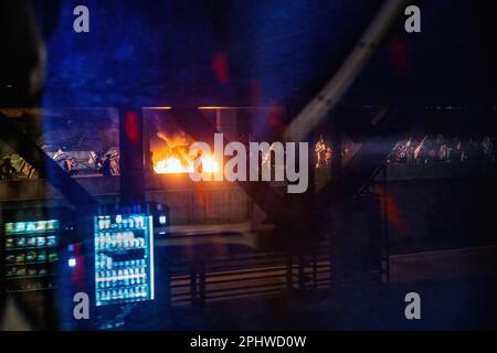 Tel Aviv, Israel. 27. März 2023. Demonstranten gegen die Justizreform blockierten die Autobahn von Ayalon mit Lagerfeuern in spontaner Demonstration, nachdem Premierminister Benjamin Netanjahu den Verteidigungsminister Yoav Gallant gefeuert hatte. Kredit: SOPA Images Limited/Alamy Live News Stockfoto