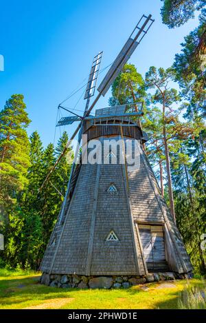 Holzwindmühle im Seurasaari Open-Air Museum in Helsinki, Finnland. Stockfoto