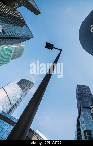 Wolkenkratzer im Geschäftsviertel Moskau City. Ansicht der Türme von unten nach oben auf blauem Himmelshintergrund. Moskau. Russland Stockfoto