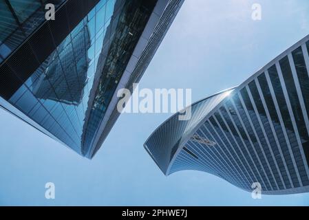 Wolkenkratzer im Geschäftsviertel Moskau City. Ansicht der Türme von unten nach oben auf blauem Himmelshintergrund. Moskau. Russland Stockfoto