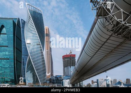 Fußgängerbrücke Bagration auf dem Moskauer Fluss mit Wolkenkratzern Moskauer Stadt im Hintergrund in Moskau. Russland Stockfoto