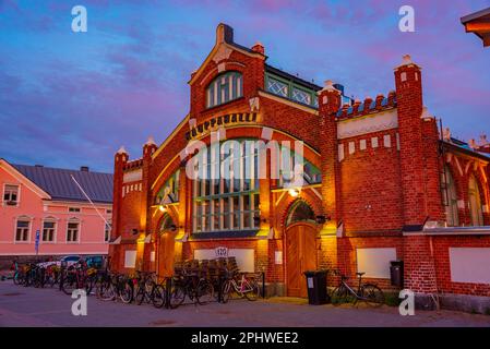 kauppahalli - Markthalle Oulu in Finnland bei Sonnenuntergang. Stockfoto