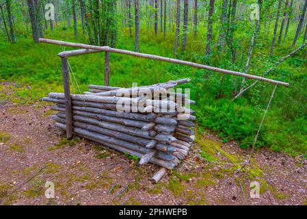 Jagdfallen im Kierikki Stone Age Centre in Finnland. Stockfoto