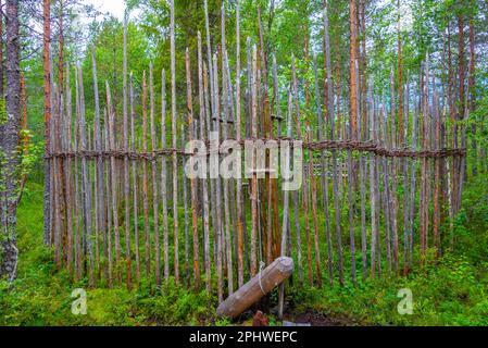 Jagdfallen im Kierikki Stone Age Centre in Finnland. Stockfoto