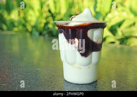 Leckere Vanille Soft-Serve-Eiscreme mit Schokoladensoße Stockfoto