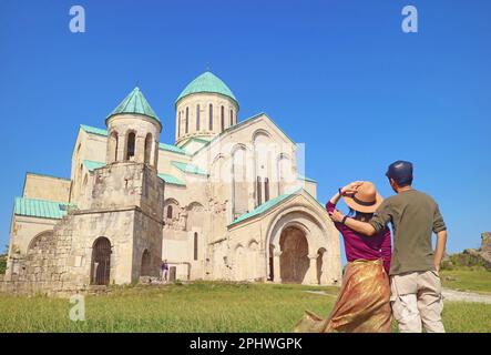 Ein Paar, das beeindruckt ist von der Kathedrale von Bagrati, einer herrlichen mittelalterlichen Kirche in Kutaisi, Imereti Region von Georgien Stockfoto