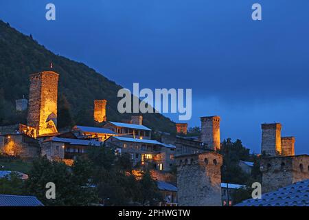 Mestia Town mit den berühmten mittelalterlichen Svan Tower-Häusern bei Nacht, Svaneti Region von Georgia Stockfoto