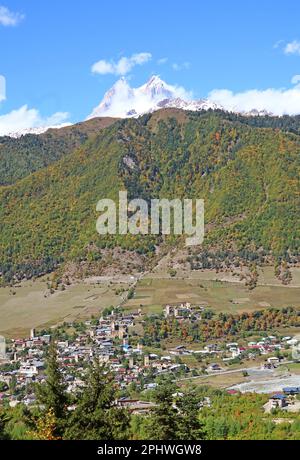 Beeindruckender Blick aus der Vogelperspektive auf Mestia mit Blick auf den Ushba oder das „Matterhorn des Kaukasus“ in der Region Svaneti, Georgia Stockfoto