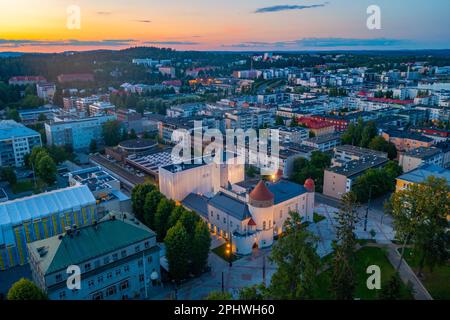 Panoramablick auf das Museum von Kuopio in Finnland bei Sonnenuntergang. Stockfoto