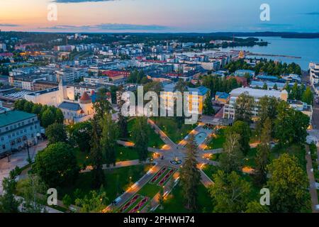 Panoramablick auf das Museum von Kuopio in Finnland bei Sonnenuntergang. Stockfoto