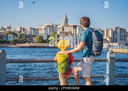 Vater und Sohn Touristen genießen die Skyline von Istanbul in der Türkei, alte Häuser im Viertel Beyoglu mit Galataturm oben, Blick vom Goldenen Horn Stockfoto