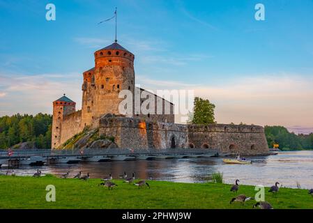 Blick auf die Burg Olavinlinna bei Sonnenuntergang in Savonlinna, Finnland. Stockfoto