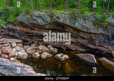 Imatra-Stromschnellen während eines niedrigen Wasserflusses in Finnland. Stockfoto