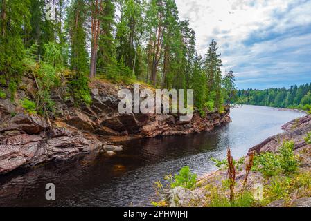 Imatra-Stromschnellen während eines niedrigen Wasserflusses in Finnland. Stockfoto