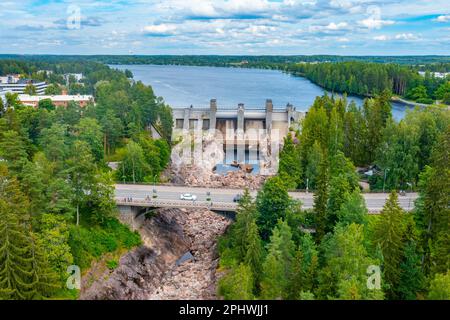 Imatra-Stromschnellen während eines niedrigen Wasserflusses in Finnland. Stockfoto