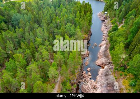 Imatra-Stromschnellen während eines niedrigen Wasserflusses in Finnland. Stockfoto