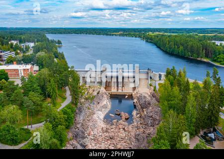 Imatra-Stromschnellen während eines niedrigen Wasserflusses in Finnland. Stockfoto