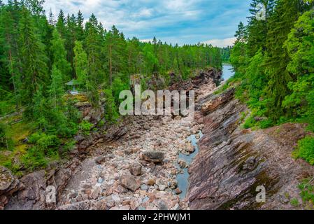 Imatra-Stromschnellen während eines niedrigen Wasserflusses in Finnland. Stockfoto