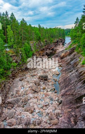 Imatra-Stromschnellen während eines niedrigen Wasserflusses in Finnland. Stockfoto