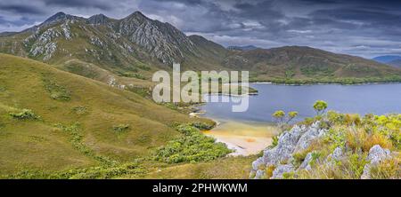 Die Berge Parry und Stokes über der Bramble-Bucht vom Gipfel des Mount Milner Wanderwegs im Südwesten-Nationalpark, Tasmanien, Australien Stockfoto