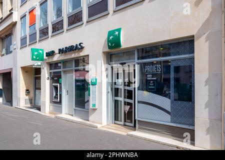 Außenansicht einer Bankfiliale der BNP Paribas, einer französischen Geschäftsbank, die zu den größten der Welt zählt Stockfoto