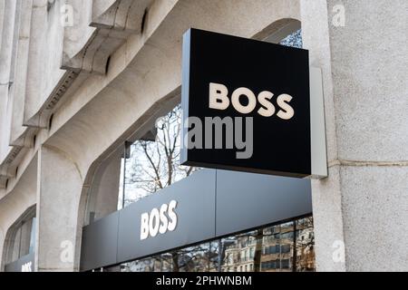 Handelsschild des Hugo Boss Store (Boss Store Paris) an der Avenue des Champs-Elysees in Paris, Frankreich Stockfoto