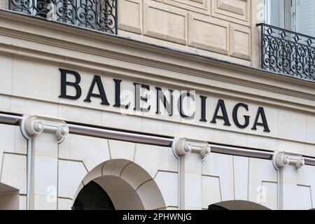 Zeichen des historischen Balenciaga-Ladens, 10 Avenue George V in Paris, Frankreich. Balenciaga ist ein französisches Unternehmen, das sich auf Mode und Luxus spezialisiert hat Stockfoto