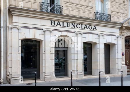 Außenansicht des historischen Balenciaga Store, 10 Avenue George V in Paris, Frankreich. Balenciaga ist ein französisches Unternehmen, das sich auf Mode und Luxus spezialisiert hat Stockfoto