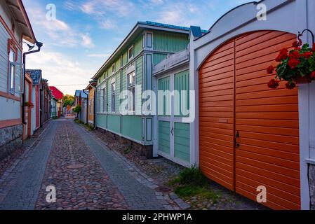 Blick auf den Sonnenuntergang über Holzgebäude im Vanha Rauma-Bezirk in Rauma in Finnland. Stockfoto