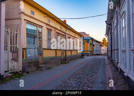 Blick auf den Sonnenuntergang über Holzgebäude im Vanha Rauma-Bezirk in Rauma in Finnland. Stockfoto