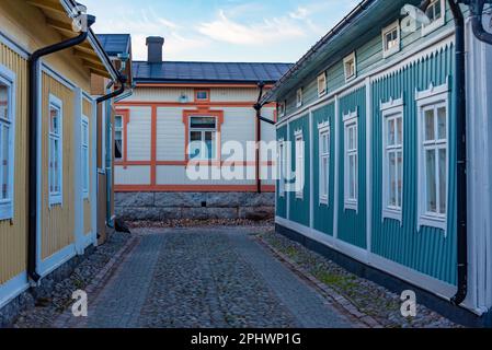 Blick auf den Sonnenuntergang über Holzgebäude im Vanha Rauma-Bezirk in Rauma in Finnland. Stockfoto