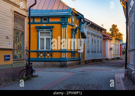 Blick auf den Sonnenuntergang über Holzgebäude im Vanha Rauma-Bezirk in Rauma in Finnland. Stockfoto