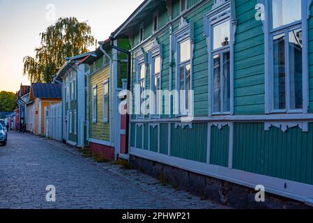 Blick auf den Sonnenuntergang über Holzgebäude im Vanha Rauma-Bezirk in Rauma in Finnland. Stockfoto